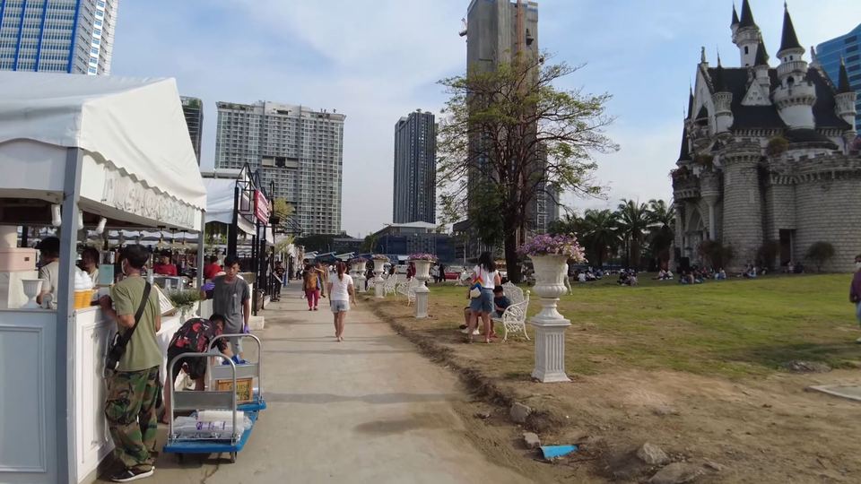 Stalls and visitors along the walkway of the Jodd Fairs Dan Neramit night market in Bangkok
